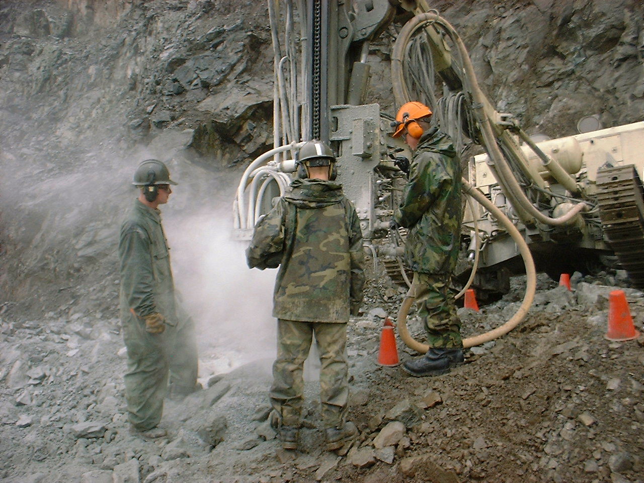 071401 EOCN Hunt  & Shepard Drilling 2.JPG